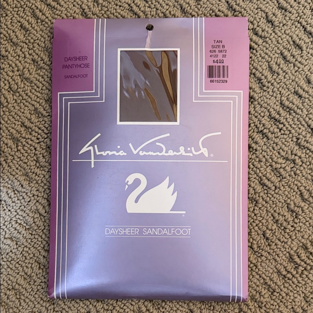 Gloria Vanderbilt Vintage Daysheer Sandalfoot Pantyhose in Tan.  Size B